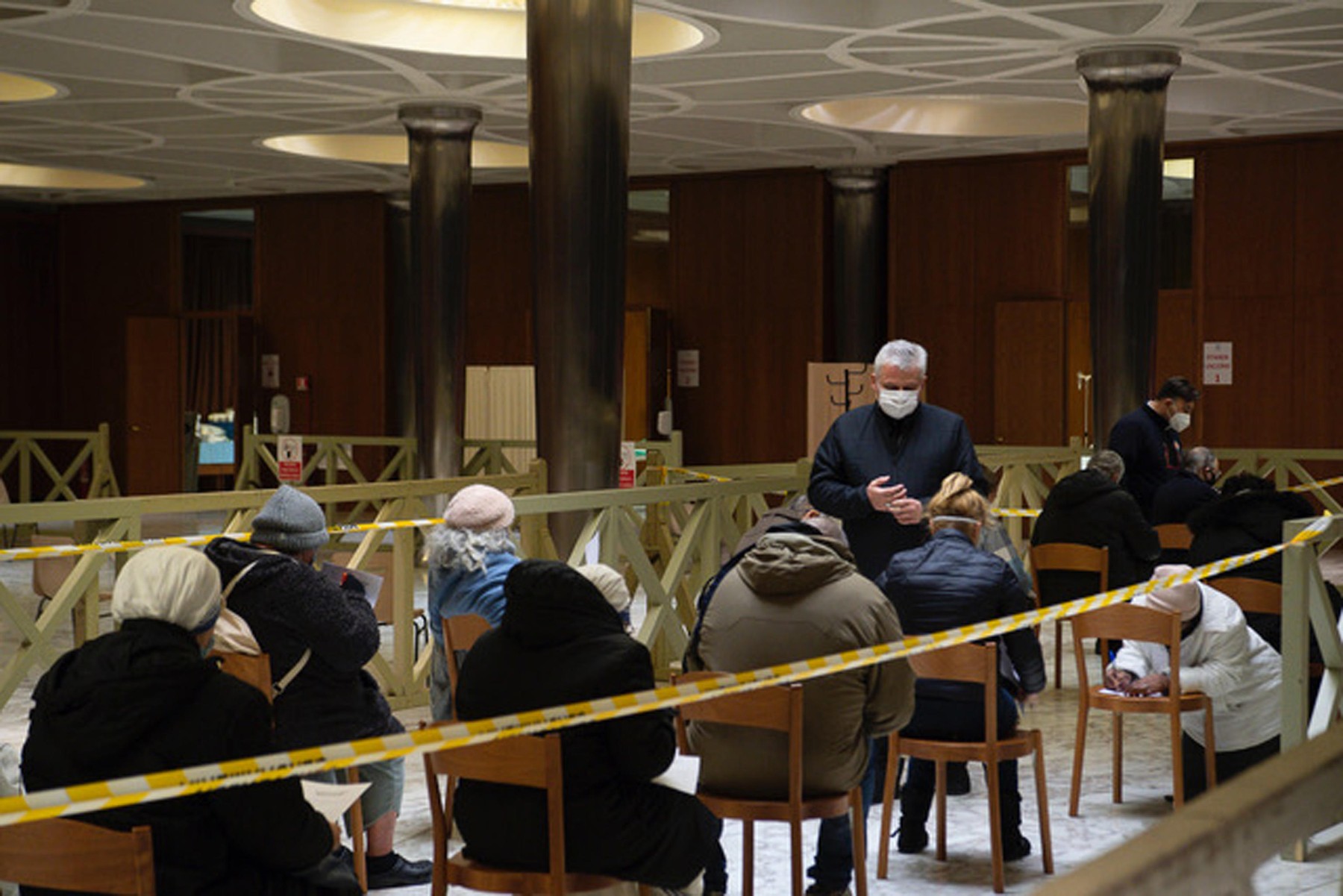 Vaticanul a început să vaccineze persoanele fără adăpost din Roma