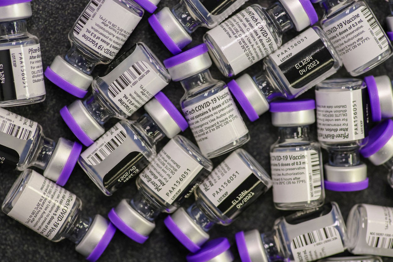 Vaccinul Pfizer ar putea fi modificat. Autoritățile europene vor ca dintr-o fiolă să fie administrate mai multe doze