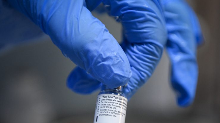 Tranșa a opta de vaccin Pfizer/BionNTech ajunge în România cu întârziere. Cîțu: „Evaluăm dacă o putem aduce noi, cu ajutorul MApN”