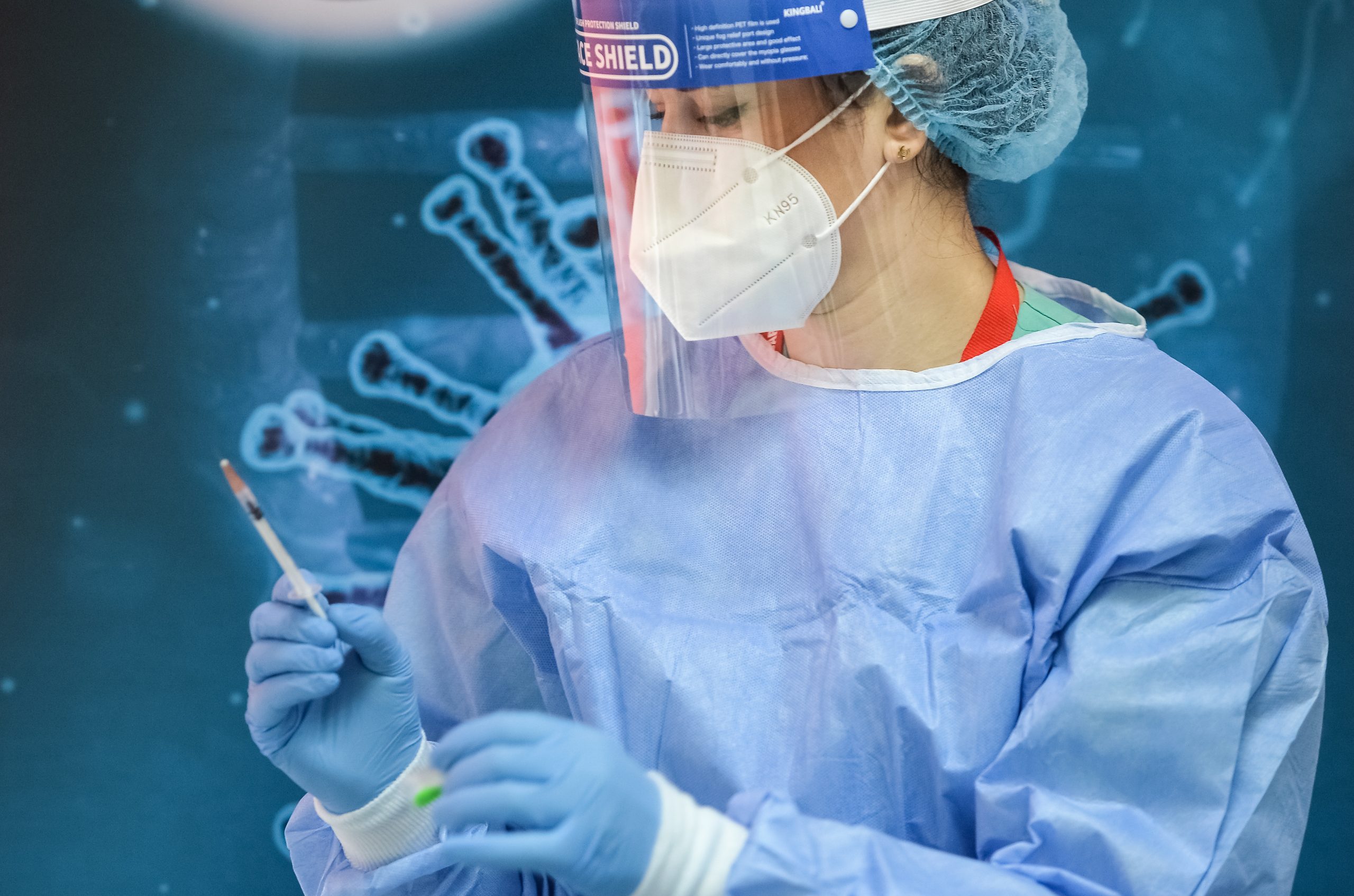 Aproape 17.000 de persoane au fost vaccinate în ultimele 24 de ore. Câte reacţii adverse au fost raportate