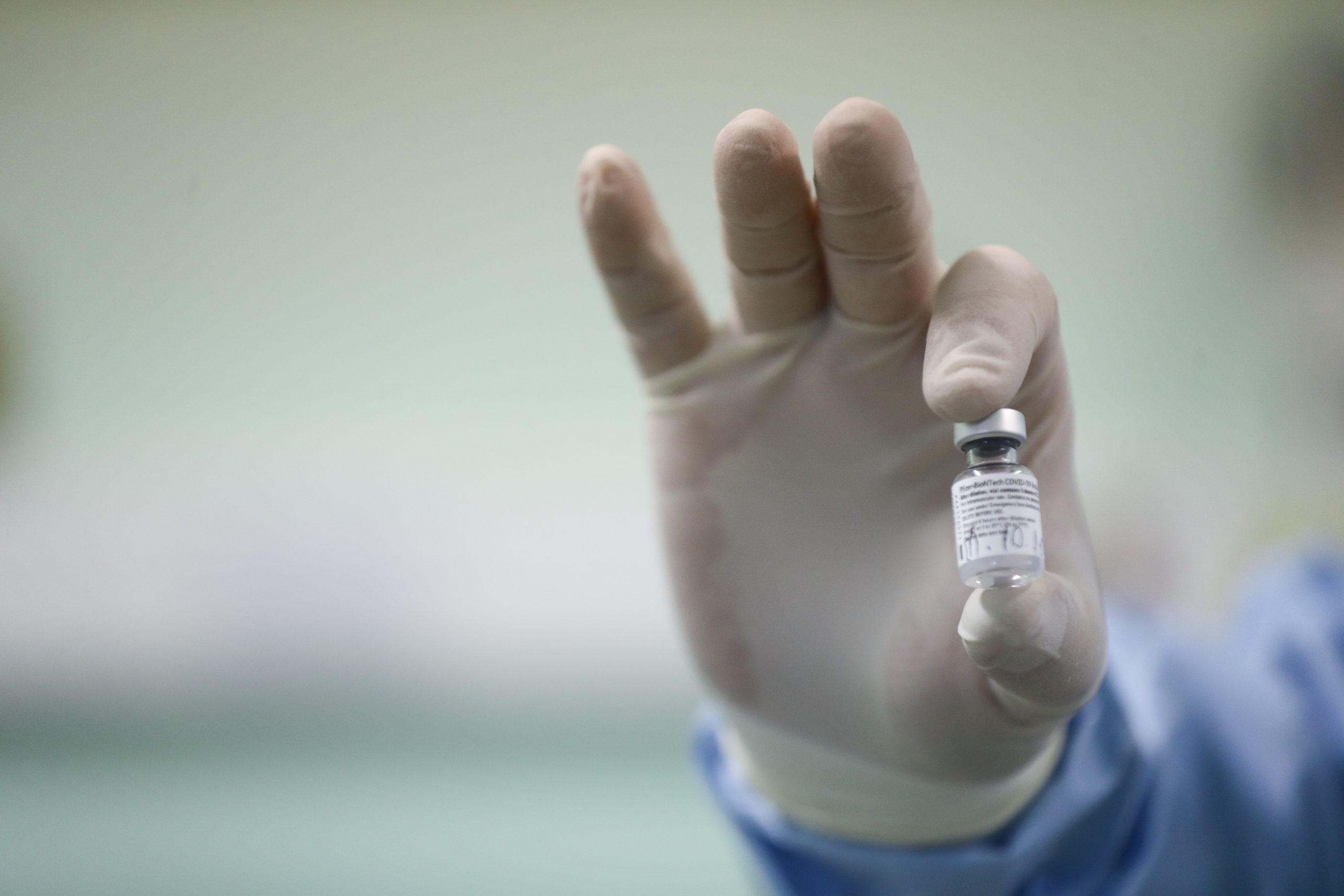 România începe etapa a 2-a de vaccinare cu probleme. Nu sunt medici şi asistente să facă dozele, iar centrele nu sunt amenajate