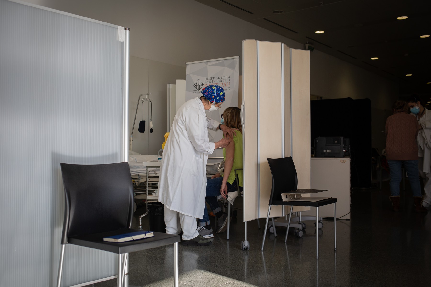 Spaniolii care sar rândul la vaccinare vor fi pedepsiți. Autoritățile nu vor să le mai dea rapelul sau le vor amâna a doua doză