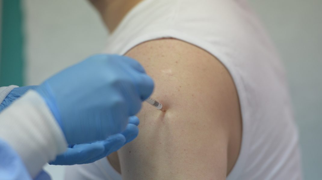 Dacă te vaccinezi și intri în contact cu un pacient cu COVID-19 nu vei mai sta în carantină: „Se vor mai relaxa unele măsuri“