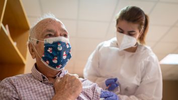 CDC: Vaccinurile Pfizer și Moderna scad cu 64% riscul de apariție a formelor de COVID-19 care necesită internare în cazul vârstnicilor