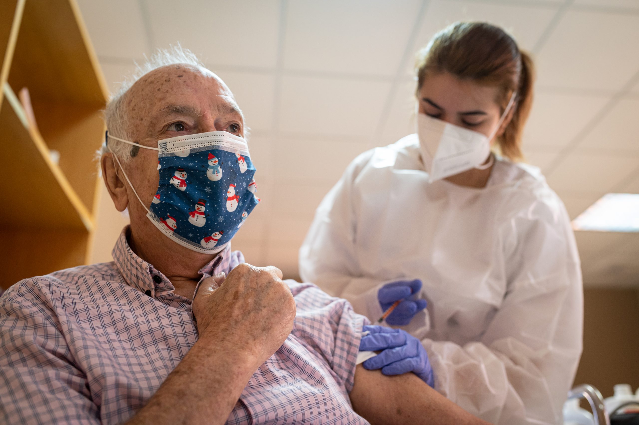 CDC: Vaccinurile Pfizer și Moderna scad cu 64% riscul de apariție a formelor de COVID-19 care necesită internare în cazul vârstnicilor