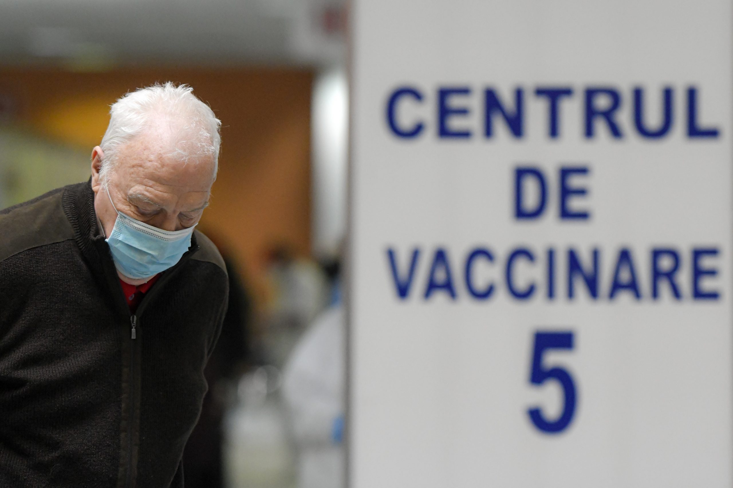 Vârstnicii și persoanele vulnerabile au prioritate la vaccinare în etapa a doua. Cum sunt distribuite locurile