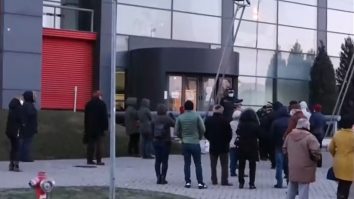 Vaccinare începută cu întârziere la Craiova. Zeci de persoane au aşteptat în frig din cauza platformei nefuncționale