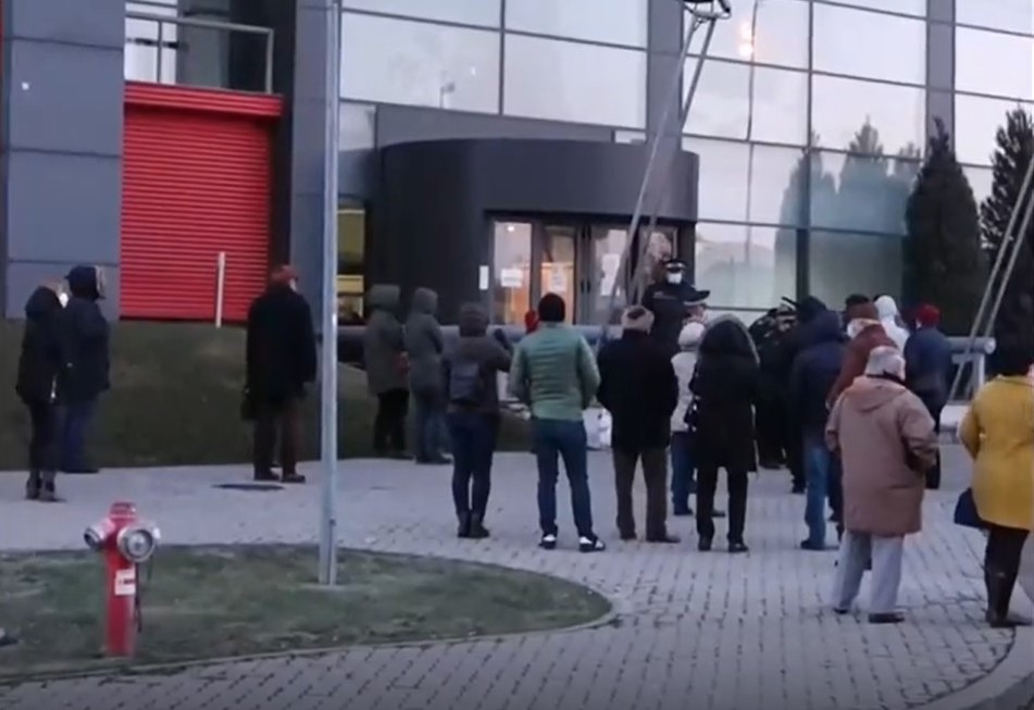Etapa a doua de vaccinare, începută cu poticneli la Craiova. Zeci de persoane au aşteptat în frig