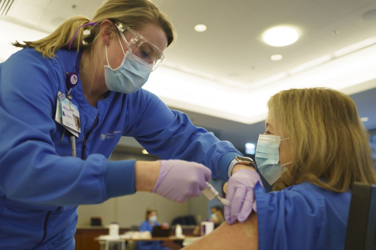 SUA schimbă strategia de vaccinare. Ce se întâmplă cu a doua doză de vaccin