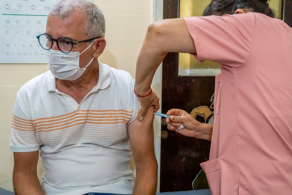 Primarii obligați să facă centre de vaccinare se adaptează: Folosesc perdele pentru a delimita spațiile, ca să iasă mai ieftin
