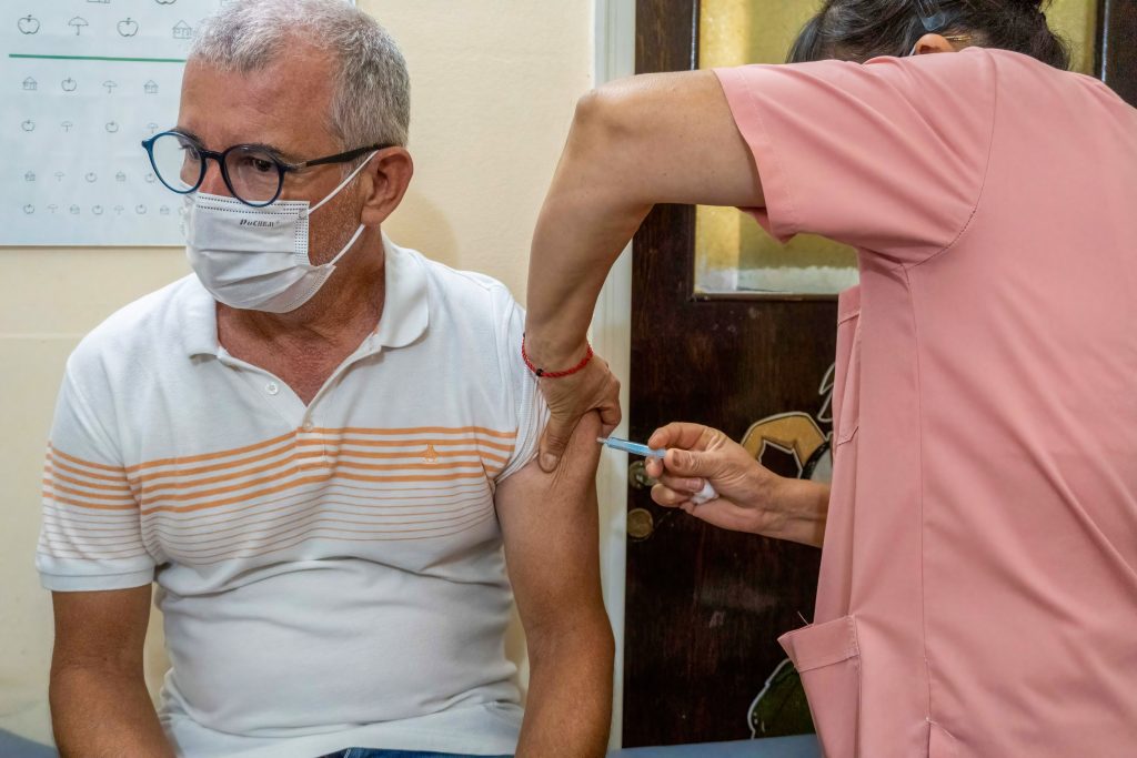 Înscrierea pentru vaccinare începe vineri, la 15.00, în București. Echipe mobile vor merge în cămine de bătrâni