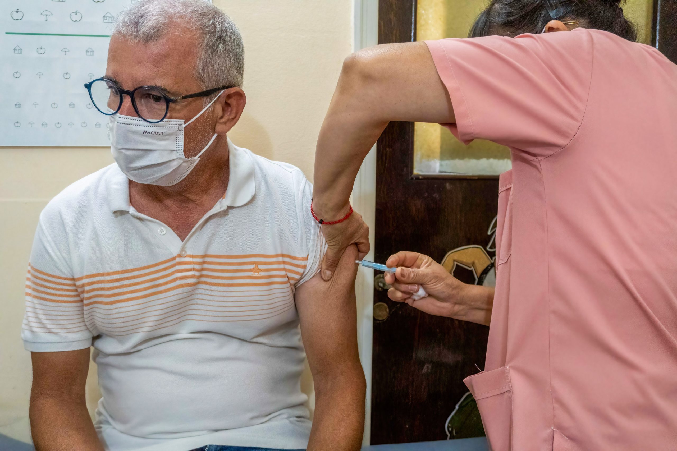 Primarii obligați să facă centre de vaccinare se adaptează: Folosesc perdele pentru a delimita spațiile, ca să iasă mai ieftin