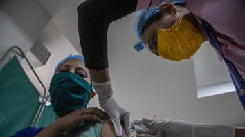 Oficial britanic: Persoanele vaccinate anti-COVID pot răspândi virusul
