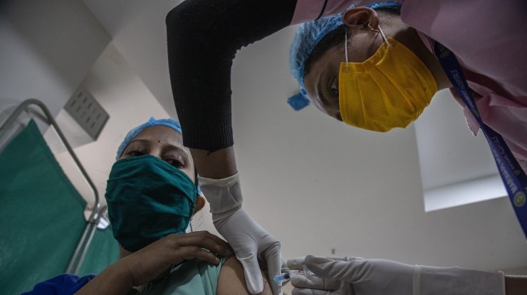 Oficial britanic: Persoanele vaccinate anti-COVID pot răspândi virusul