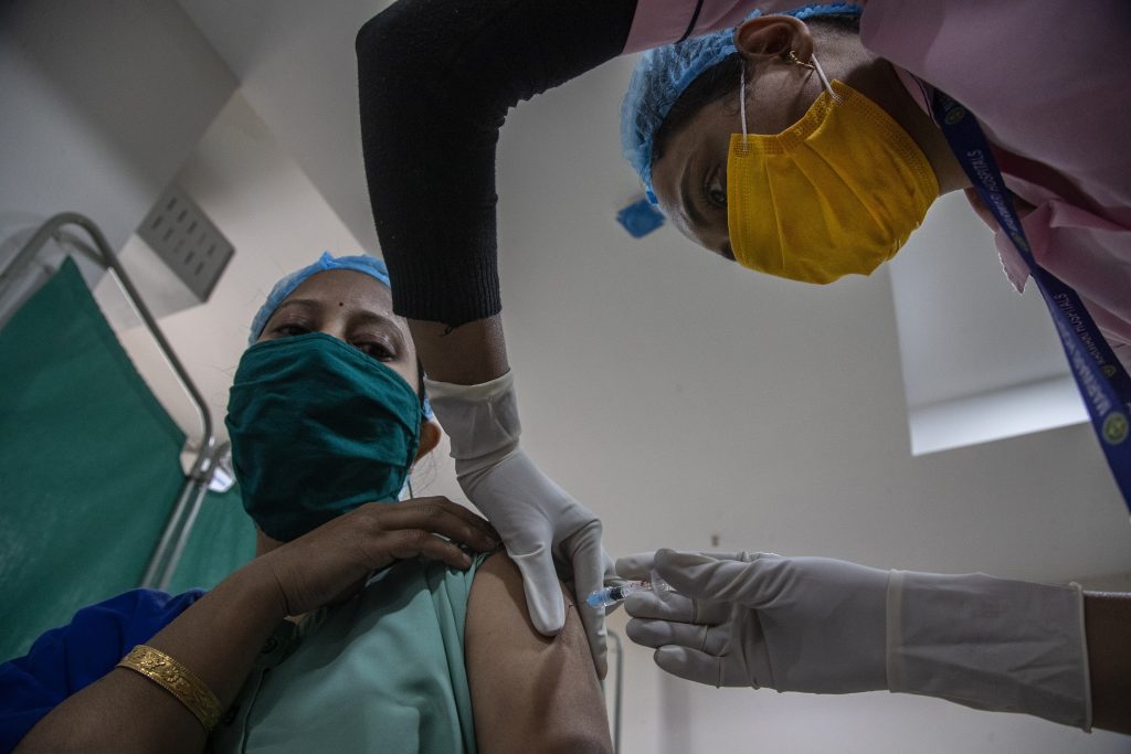 Peste 800.000 de români s-au programat pentru vaccinare în etapa a doua. Câți dintre ei au peste 65 de ani