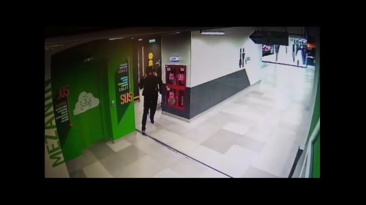 Un bărbat a încercat să violeze o femeie, în toaleta unui mall din Capitală. Individul a fost arestat. VIDEO