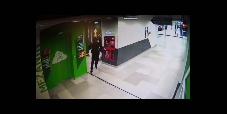 Un bărbat a încercat să violeze o femeie, în toaleta unui mall din Capitală. Individul a fost arestat. VIDEO