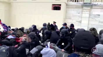 VIDEO. Scene de anarhie în inima democrației americane. Bătaia între protestatari și poliția de la Capitoliu