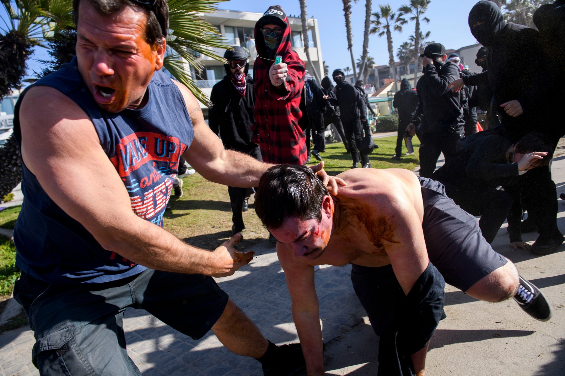 Confruntare violentă între susținătorii lui Trump și contra-manifestanți la San Diego. Polițiștii au fost loviți cu pietre, sticle și ouă