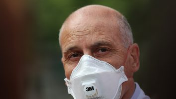 virgula musta cu masca pe fata.