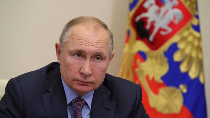 vladimir putin cu steagul rusiei in spate.