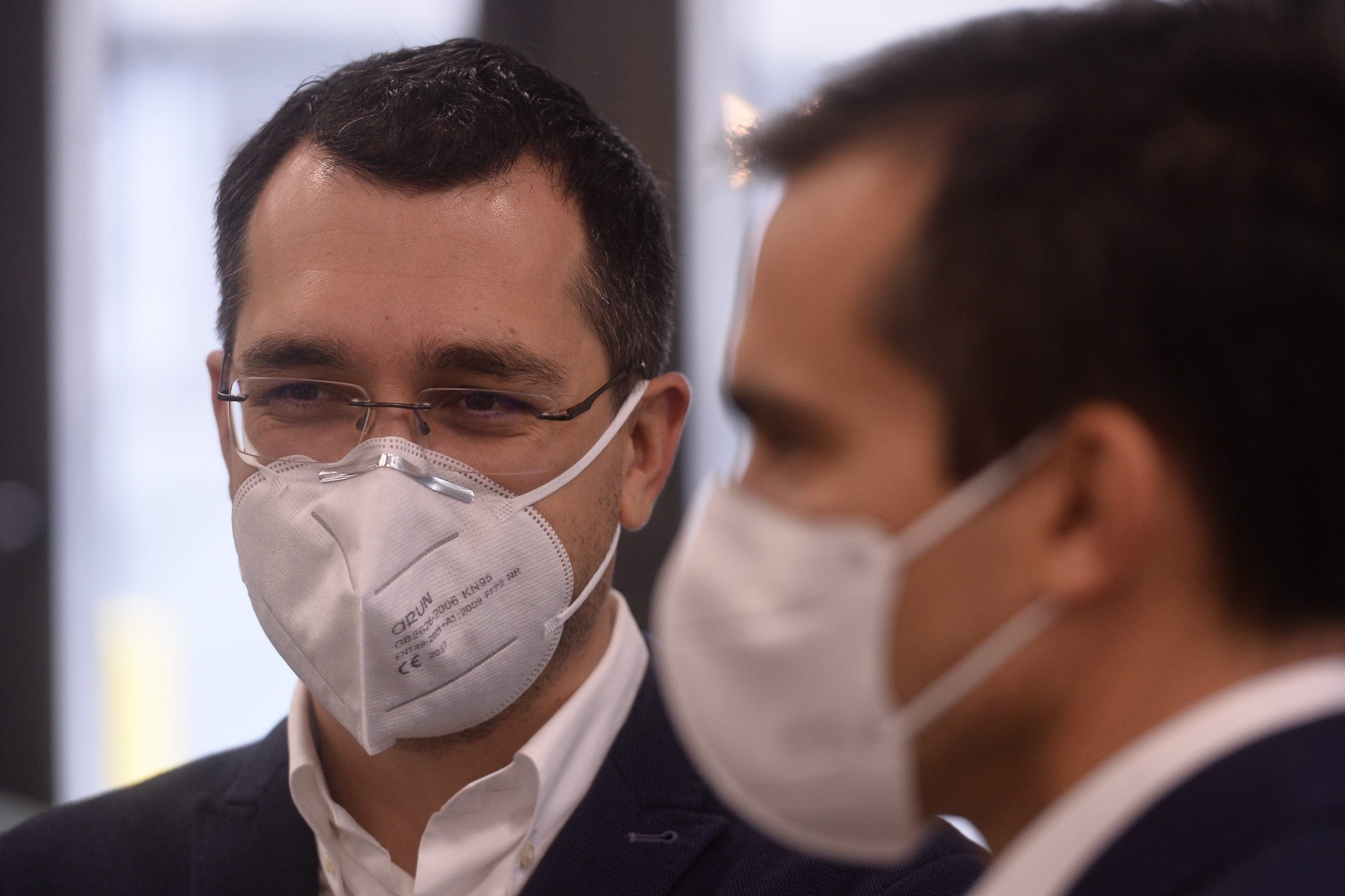 Șoșoacă vrea răspuns „scris și oral“ la interpelarea transmisă ministrului Educației. Voiculescu, amuzat de cerința senatoarei AUR