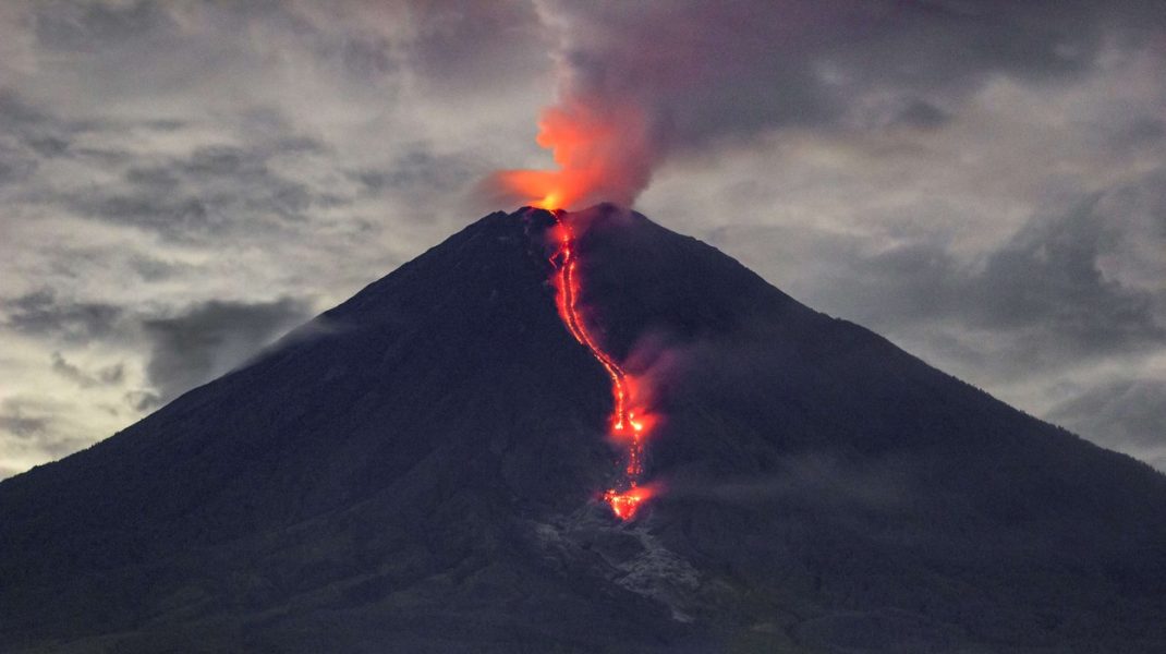 Vulcanul Semeru a început să erupă. Oamenii au fost avertizați să fie vigilenți