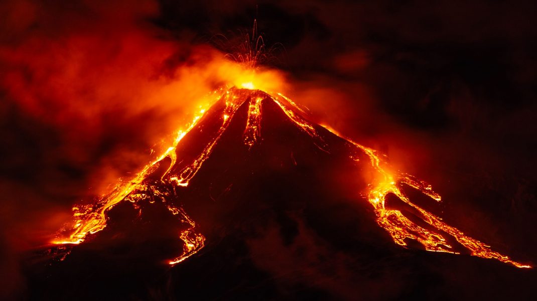 Cu Ce Semn Conventional Este Reprezentat Vulcanul Kilimanjaro A erupt vulcanul Etna. Este cea mai mare erupţie din ultimii ani