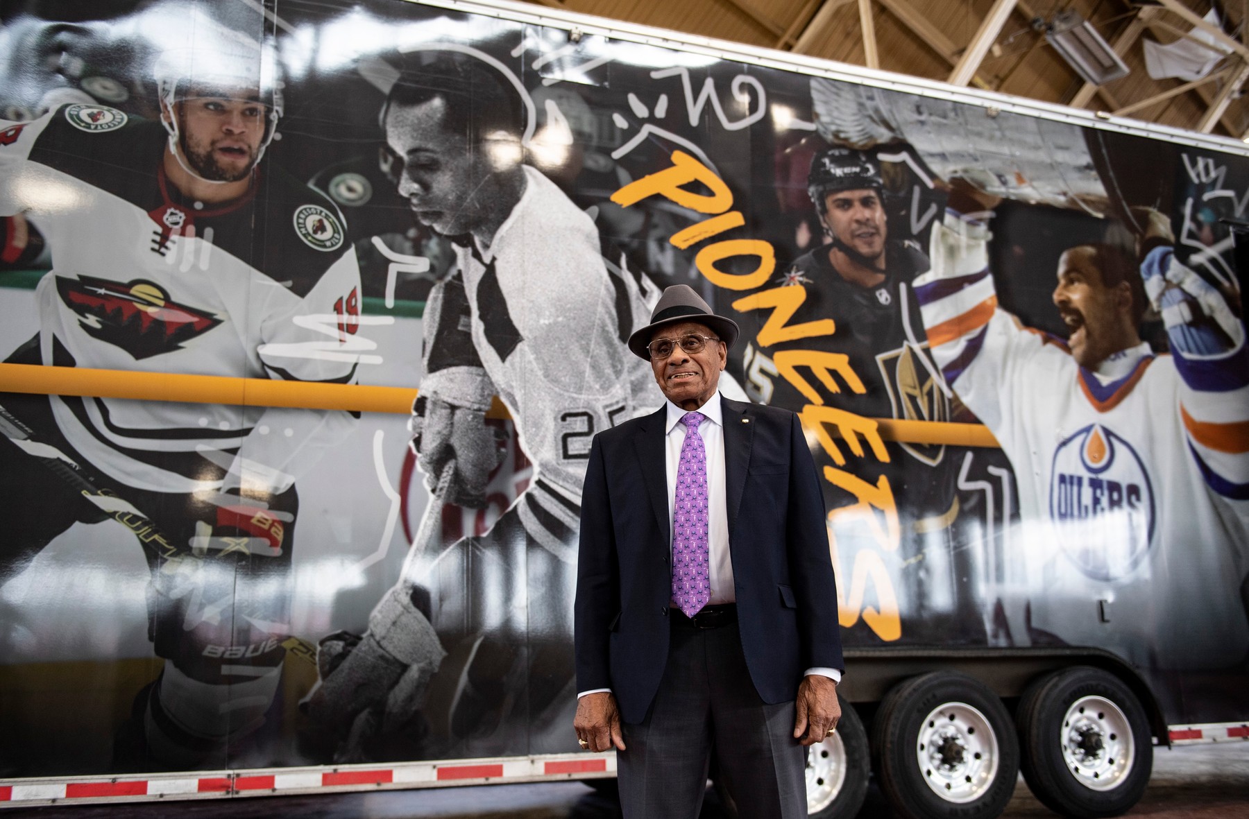 Willie O’Ree, primul jucător de culoare din NHL, omagiat de Boston Bruins. A fost retras numărul pe care l-a purtat