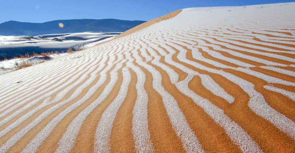 Dune de zăpadă, formate în deșertul Sahara. Imagini uimitoare cu nisipul „pictat de gheață“. FOTO și VIDEO