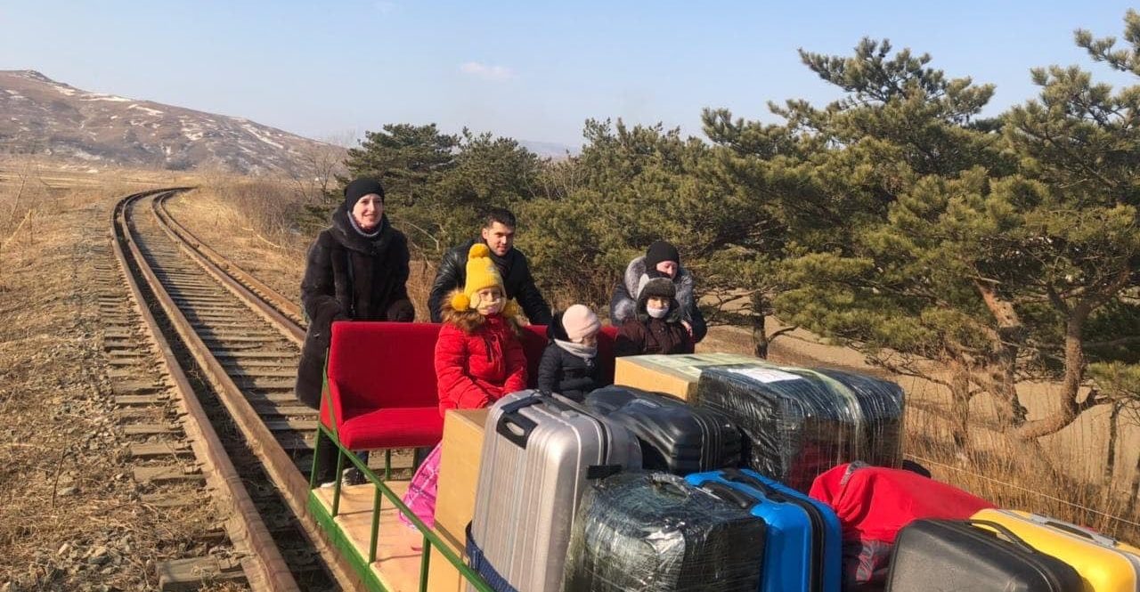 Mai mulţi diplomaţi ruşi au trebuit să împingă un cărucior feroviar pentru a ieşi din Coreea de Nord