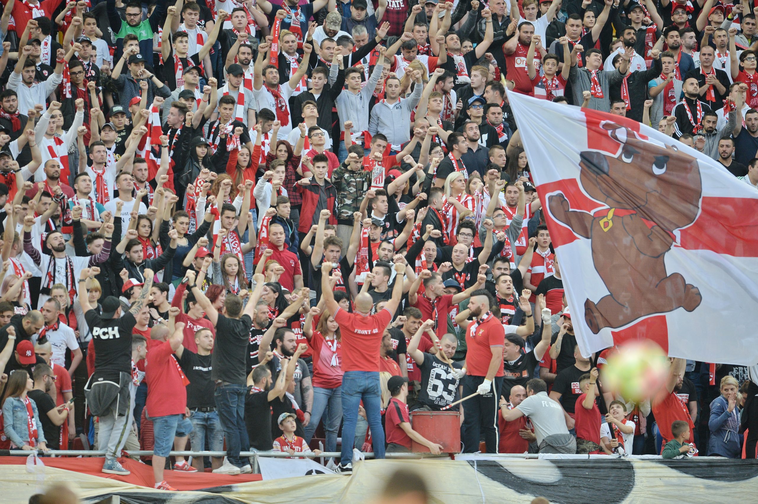 Câinii roșii, cercetați de jandarmerie. Ce s-a întâmplat la meciul de sâmbătă seara