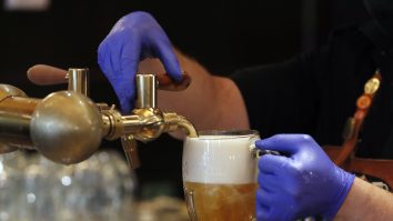 Heineken anunță că va concedia 8.000 de oameni în întreaga lume. Compania are patru fabrici în România