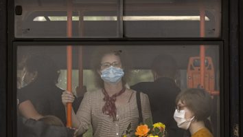 Românii s-au unit împotriva legii: un grup de Facebook te avertiează unde sunt controlorii de transport în comun, porecliți „virgine” sau libelule”