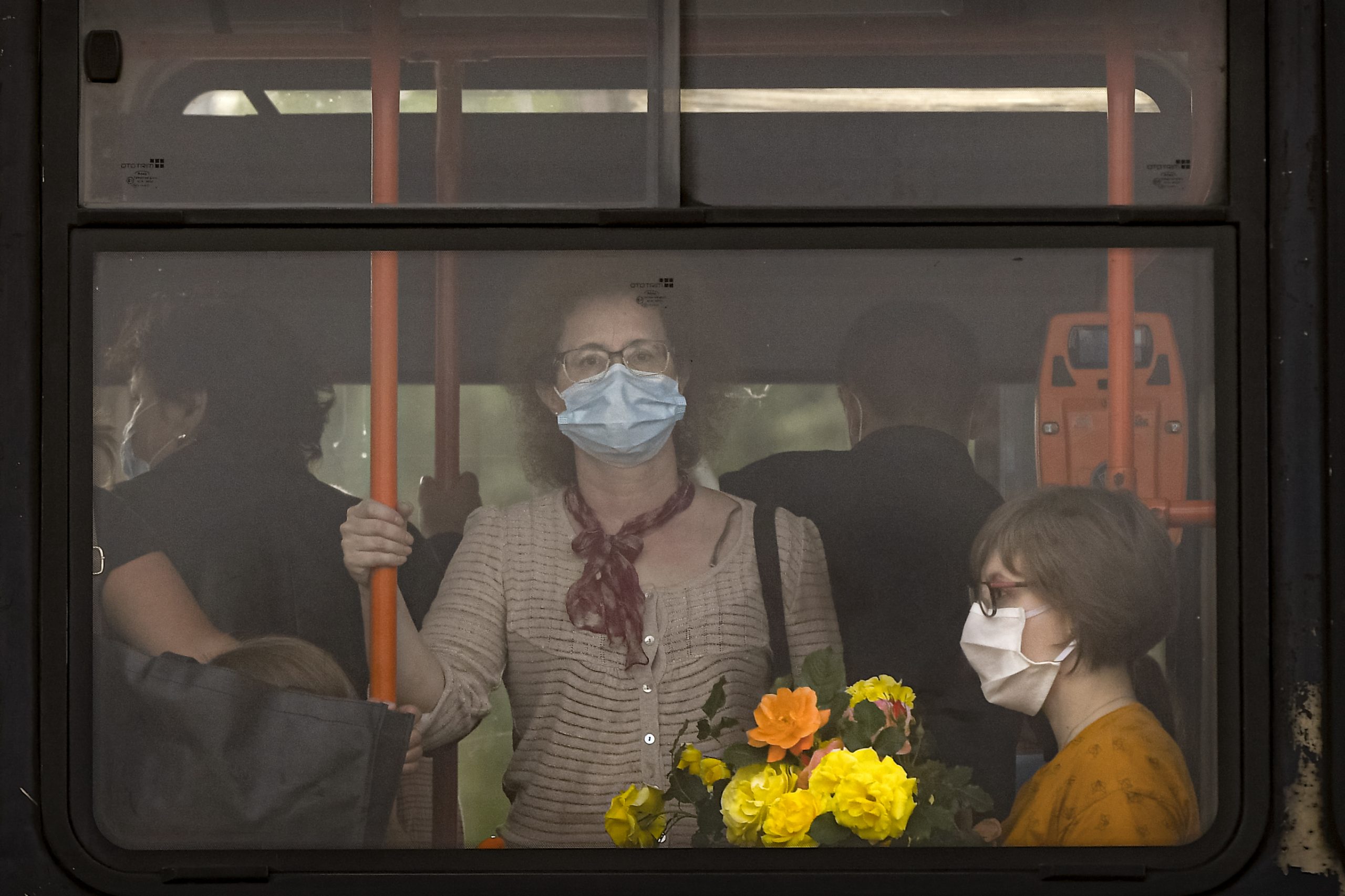 Românii s-au unit împotriva legii: un grup de Facebook te avertiează unde sunt controlorii de transport în comun, porecliți „virgine” sau libelule”