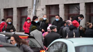 Portretul primei zile de şcoală: Chiul, buluceală la porţi și distanţare zero! Elevă: „În clasă nu poți să te ferești”