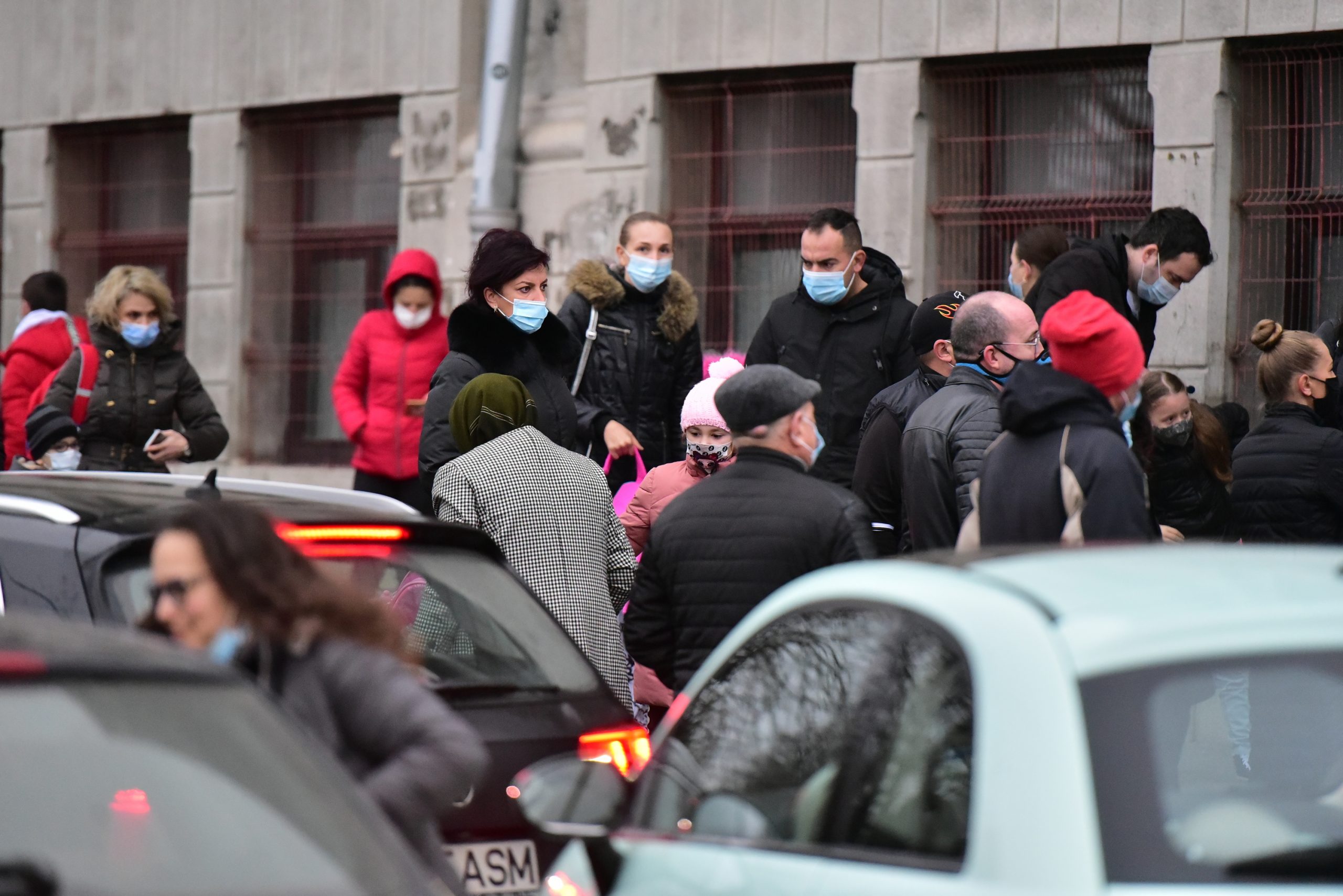 Portretul primei zile de şcoală: Chiul, buluceală la porţi și distanţare zero! Elevă: „În clasă nu poți să te ferești”