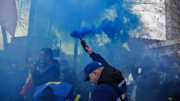 FOTO. Îmbrânceli între polițiști și jandarmi în fața Palatului prezidențial. Agenții au aruncat cu fumigene