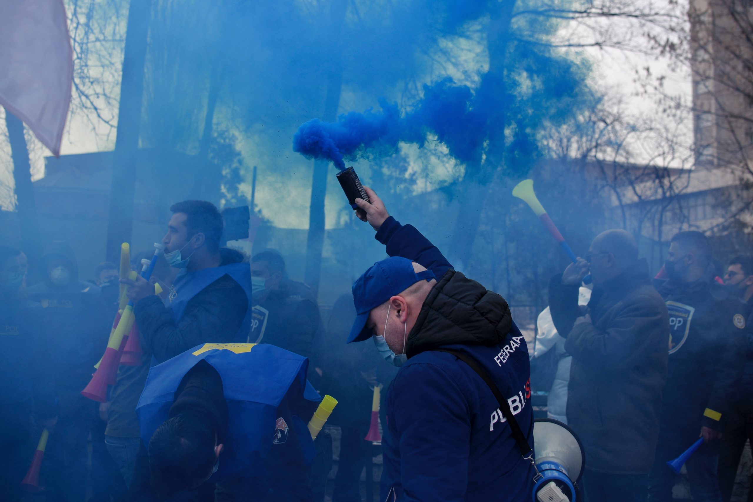 FOTO și VIDEO. Scandal în fața Palatului Cotroceni. Jandarmii au amendat polițiștii care au participat la proteste