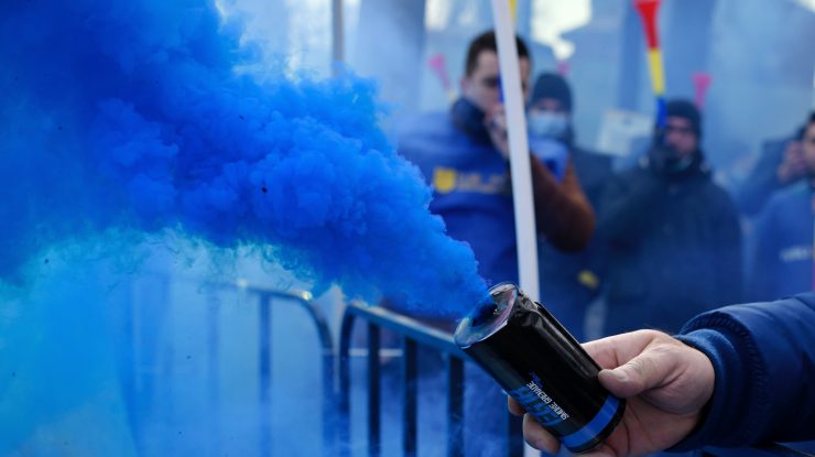 Polițiști amendați de jandarmi după ce au folosit fumigene la protestul de la Cotroceni. Reacția ministrului de Interne