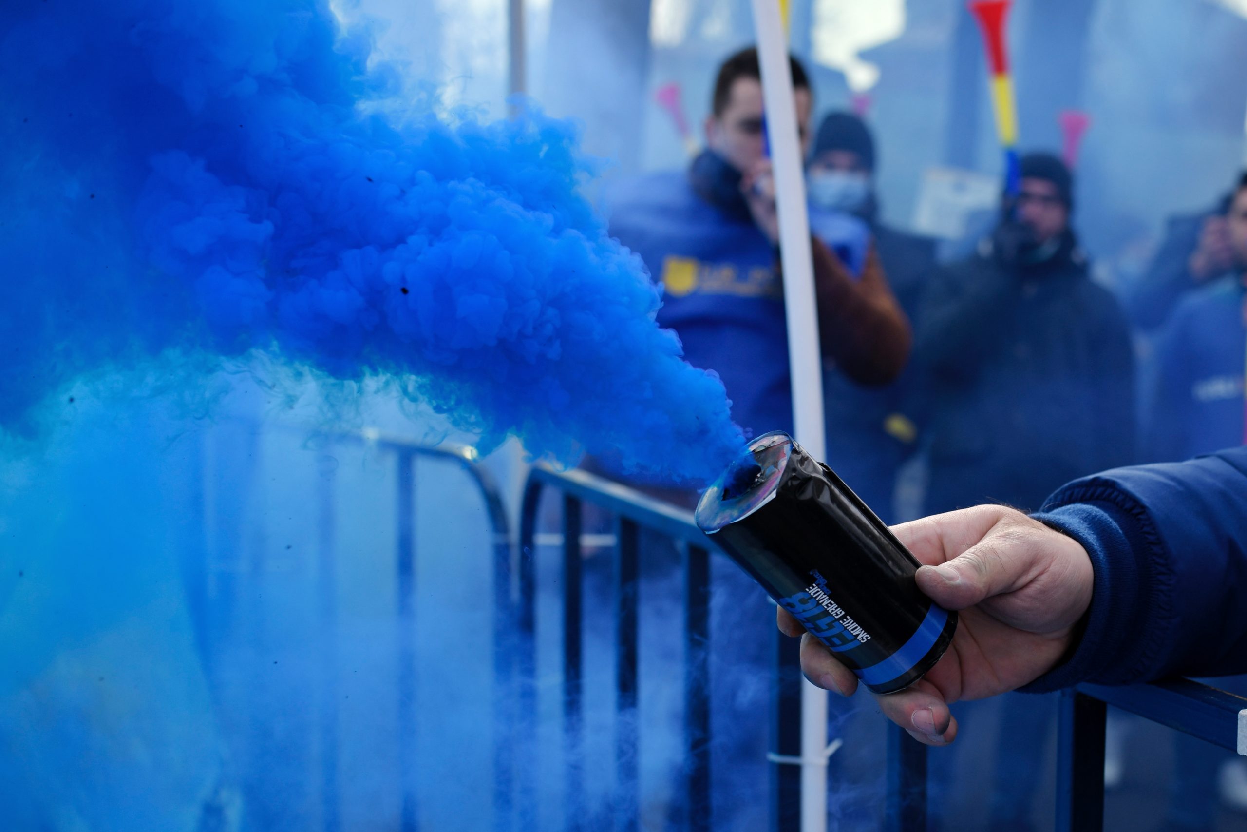 Polițiști amendați de jandarmi după ce au folosit fumigene la protestul de la Cotroceni. Reacția ministrului de Interne