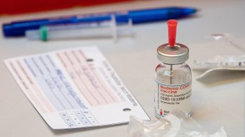 Accelerarea vaccinării ar putea salva economia românească. Cifra de afacere a companiilor din ţară a scăzut cu 20% în 2020
