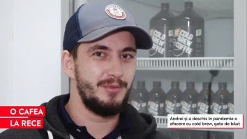 A lucrat opt ani ca barman, iar acum şi-a deschis propria afacere: prepară în laboratorul lui, prin metoda imersiei, cafea rece