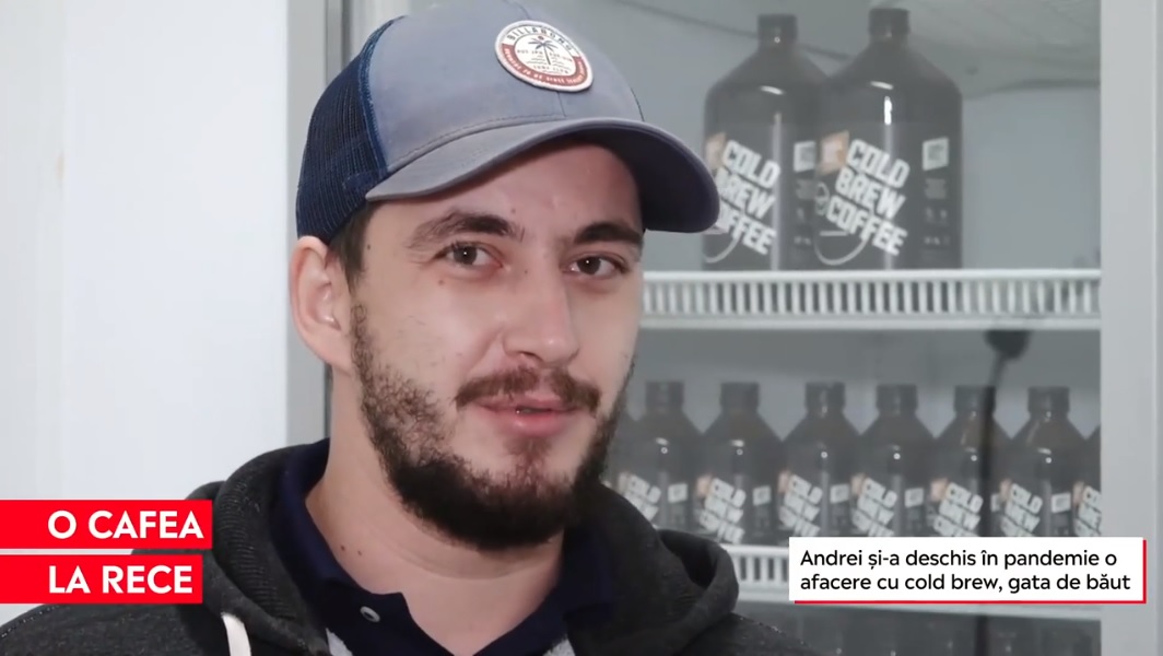 A lucrat opt ani ca barman, iar acum şi-a deschis propria afacere: prepară în laboratorul lui, prin metoda imersiei, cafea rece