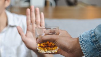 Avertismentul medicilor. Nu este recomandat consumul de alcool înainte sau după vaccinul anti-Covid