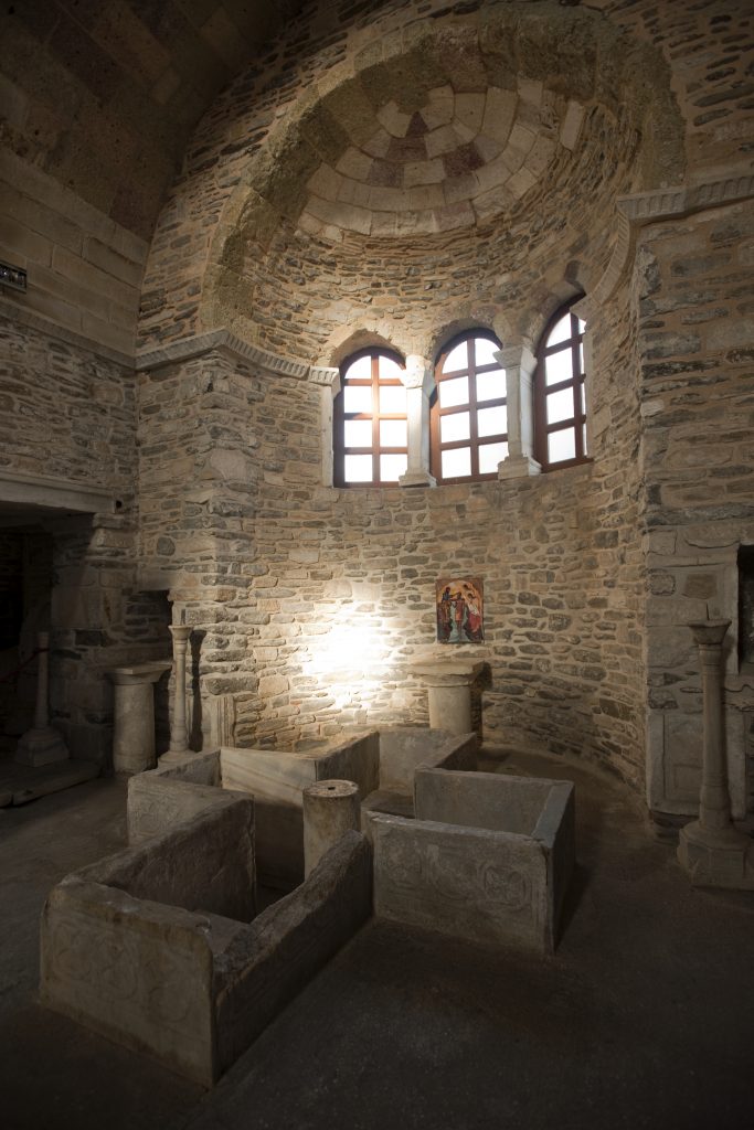 Baptisteriu-din-primele-secole-din-biserica-Ekatontapyliani-din-insula-Paros