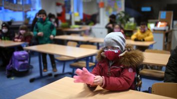 Copiii-într-o-sală-de-clasă-cu-geamurile-deschise