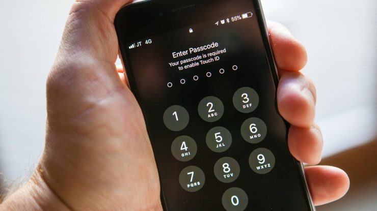 Cum poţi debloca un iPhone folosind scanarea facială dacă ai mască. Soluţia propusă de Apple