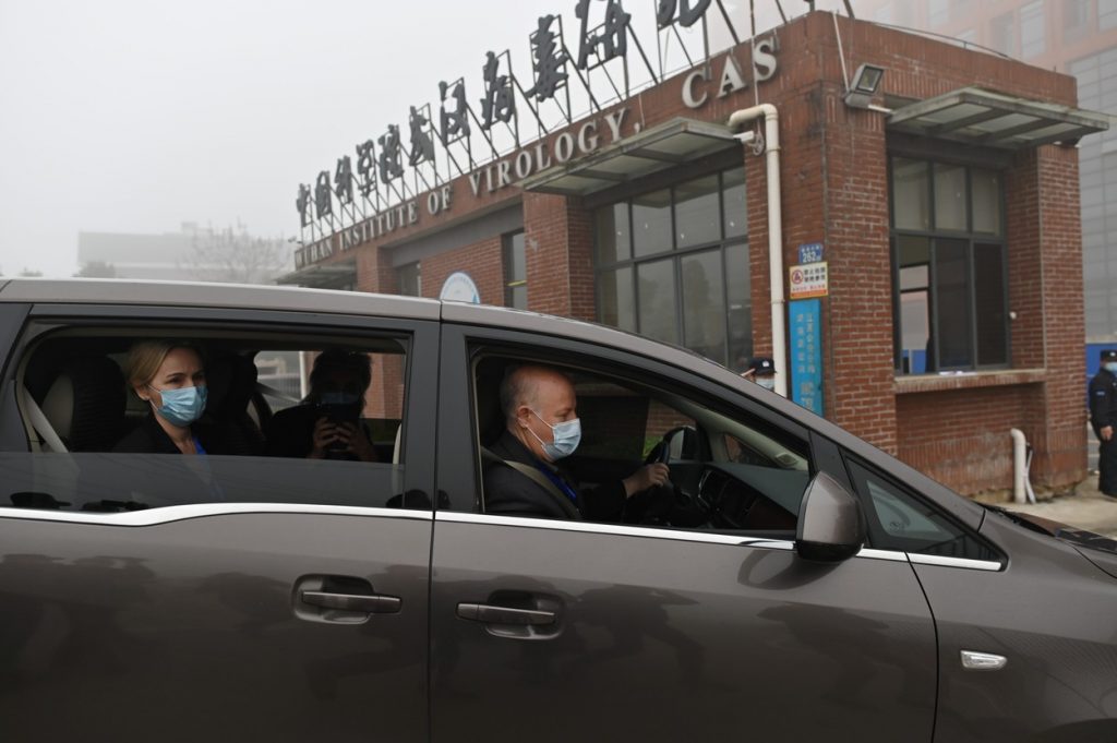 Echipa trimisă de OMS în Wuhan nu exclude varianta ca virusul să fi apărut în laborator
