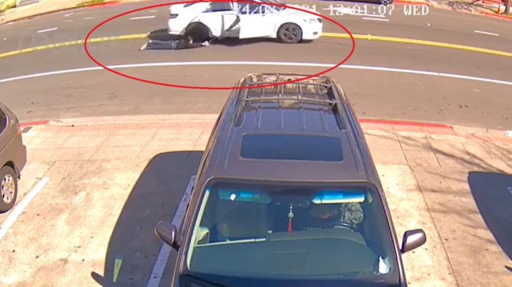 VIDEO. Momentul în care o femeie este târâtă zeci de metri de o mașină, după ce i-a fost smulsă poșeta